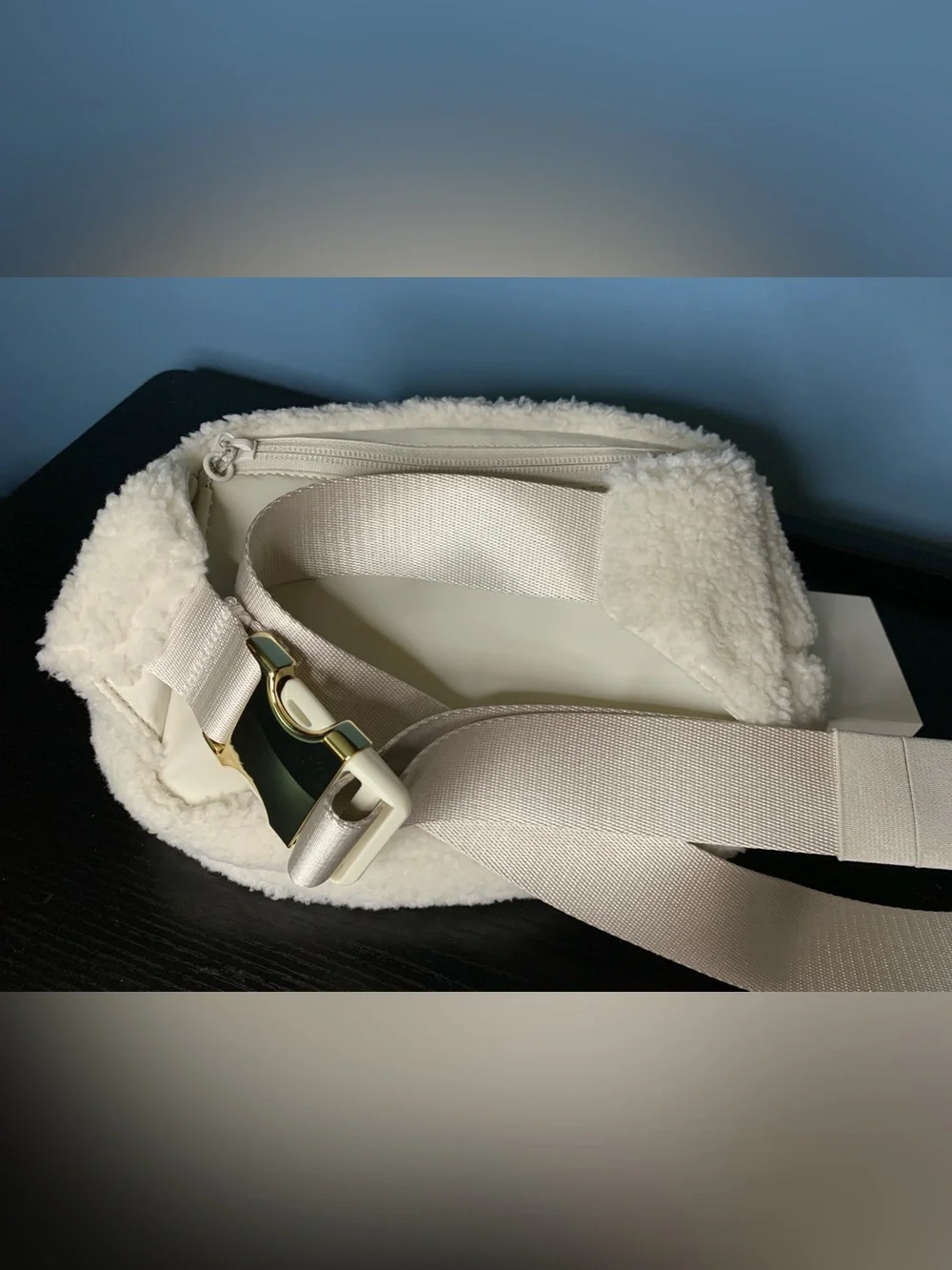 Lululemon Everywhere Belt Bag in Ivory Fleece
